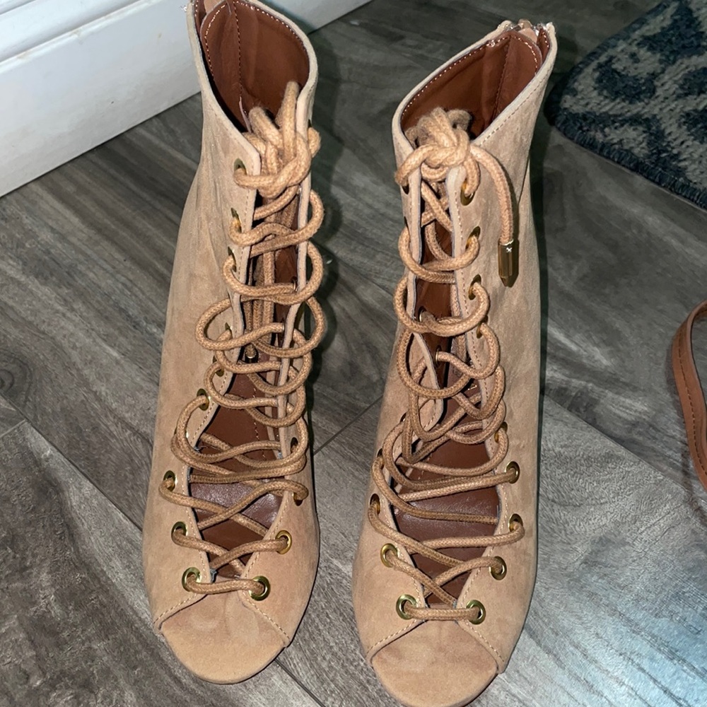 Laced ankle boot